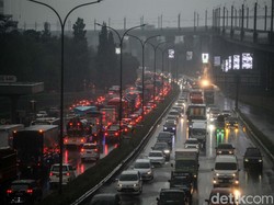 Hujan Jelang Buka Puasa, Lalu Lintas di Jakarta Macet di Sana-sini