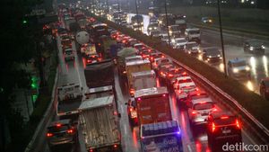 Diguyur Hujan, Tol JORR Arah Fatmawati Merah