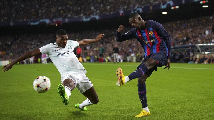 Drama 6 Gol Barcelona Vs Inter Milan yang Berakhir Imbang Inter Milan's Denzel Dumfries, left, challenges Barcelona's Ousmane Dembele during the Champions League Group C soccer match between Barcelona and Inter Milan at the Camp Nou stadium in Barcelona , Spain, Wednesday, Oct. 12, 2022. (AP Photo/Emilio Morenatti)