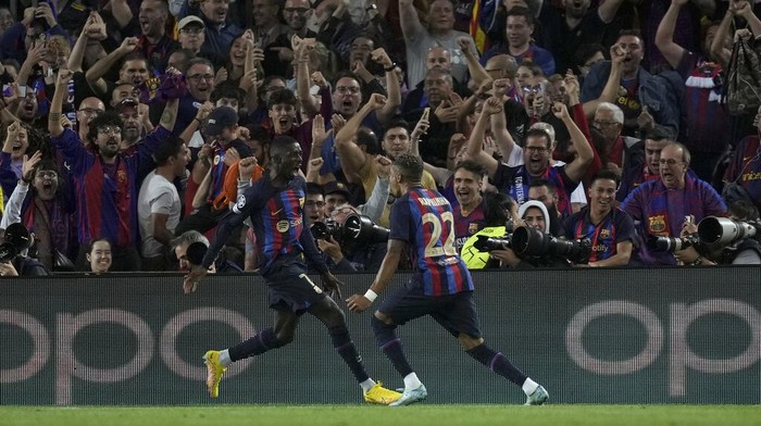 Drama 6 Gol Barcelona Vs Inter Milan yang Berakhir Imbang Barcelona's Ousmane Dembele, left, celebrates after scoring the opening goal during the Champions League Group C soccer match between Barcelona and Inter Milan at the Camp Nou stadium in Barcelona , Spain, Wednesday, Oct. 12, 2022. (AP Photo/Emilio Morenatti)