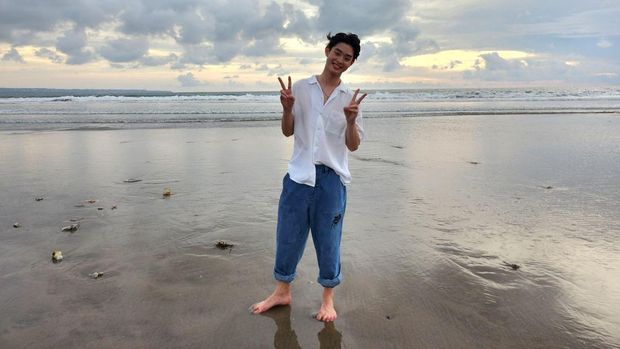 Gabriel Prince mengabadikan momen liburan dengan angle 90 derajat meggunakan Flex Mode pada Galaxy Z Flip4 5G