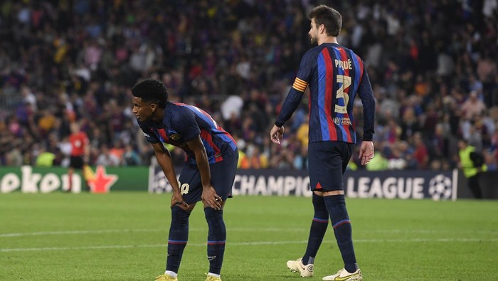 BARCELONA, SPAIN - OCTOBER 12: Barcelonaâs Alex Balde gestures during the UEFA Champions League football match between FC Barcelona and Inter Milan at the Camp Nou Stadium in Barcelona, Spain on October 12, 2022. (Photo by Adria Puig/Anadolu Agency via Getty Images)