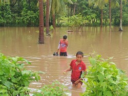 Sekolah Terendam Banjir, Siswa di Tegal Badeng Jembrana Belajar Daring