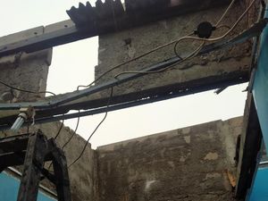 Hujan Disertai Angin Terbangkan Atap Rumah Warga di Jaktim