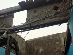 Hujan Disertai Angin Terbangkan Atap Rumah Warga di Jaktim