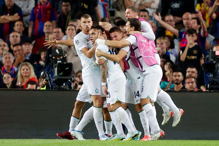 BARCELONA, SPAIN - OCTOBER 12: Lautaro Martinez of FC Internazionale celebrating 1-2 with Kristjan Asllani of FC Internazionale Stefan de Vrij of FC Internazionale  during the UEFA Champions League  match between FC Barcelona v Internazionale at the Spotify Camp Nou on October 12, 2022 in Barcelona Spain (Photo by David S. Bustamante/Soccrates/Getty Images)