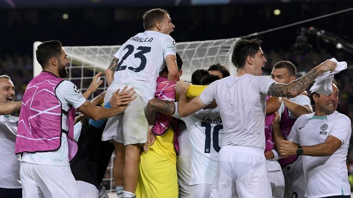 BARCELONA, SPAIN - OCTOBER 12: Inter Milan midfielder Robin Gosens celebrates his goal during the UEFA Champions League football match between FC Barcelona and Inter Milan at the Camp Nou Stadium in Barcelona, Spain on October 12, 2022. (Photo by Adria Puig/Anadolu Agency via Getty Images)