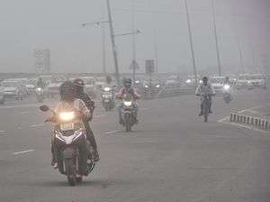 Kabut Asap Selimuti Daratan India, Jarak Pandang Terbatas