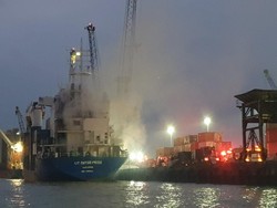 Kebakaran Kapal Kontainer di Dermaga Jamrud Surabaya Berasal dari Kamar Mesin