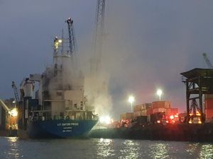 Kebakaran Kapal Kontainer di Dermaga Jamrud Surabaya Berasal dari Kamar Mesin Kebakaran Kapal Kontainer di Dermaga Jamrud Surabaya Berasal dari Kamar Mesin