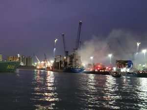 Petugas PMK Terluka Saat Padamkan Kebakaran Kapal di Dermaga Jamrud Surabaya Petugas PMK Terluka Saat Padamkan Kebakaran Kapal di Dermaga Jamrud Surabaya
