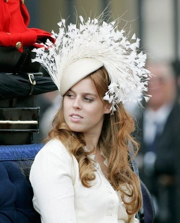 Fascinator Putri Beatrice di acara trooping the colour