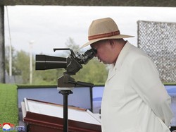 Viral Gaya Kim Jong Un saat Tes Rudal, Tampil Beda dengan Tunik Putih