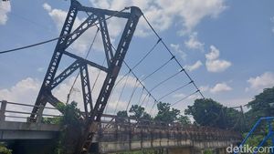 Potret Ngeri Gantungan Jembatan Juwero Kendal Miring Diterjang Banjir