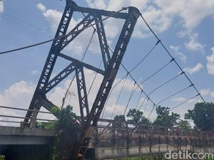 Potret Ngeri Gantungan Jembatan Juwero Kendal Miring Diterjang Banjir Potret Ngeri Gantungan Jembatan Juwero Kendal Miring Diterjang Banjir