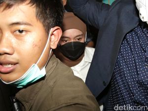 Lesti Kejora Langsung Temui Rizky Billar Usai Jalani Ibadah Umrah Lesti Kejora Langsung Temui Rizky Billar Usai Jalani Ibadah Umrah