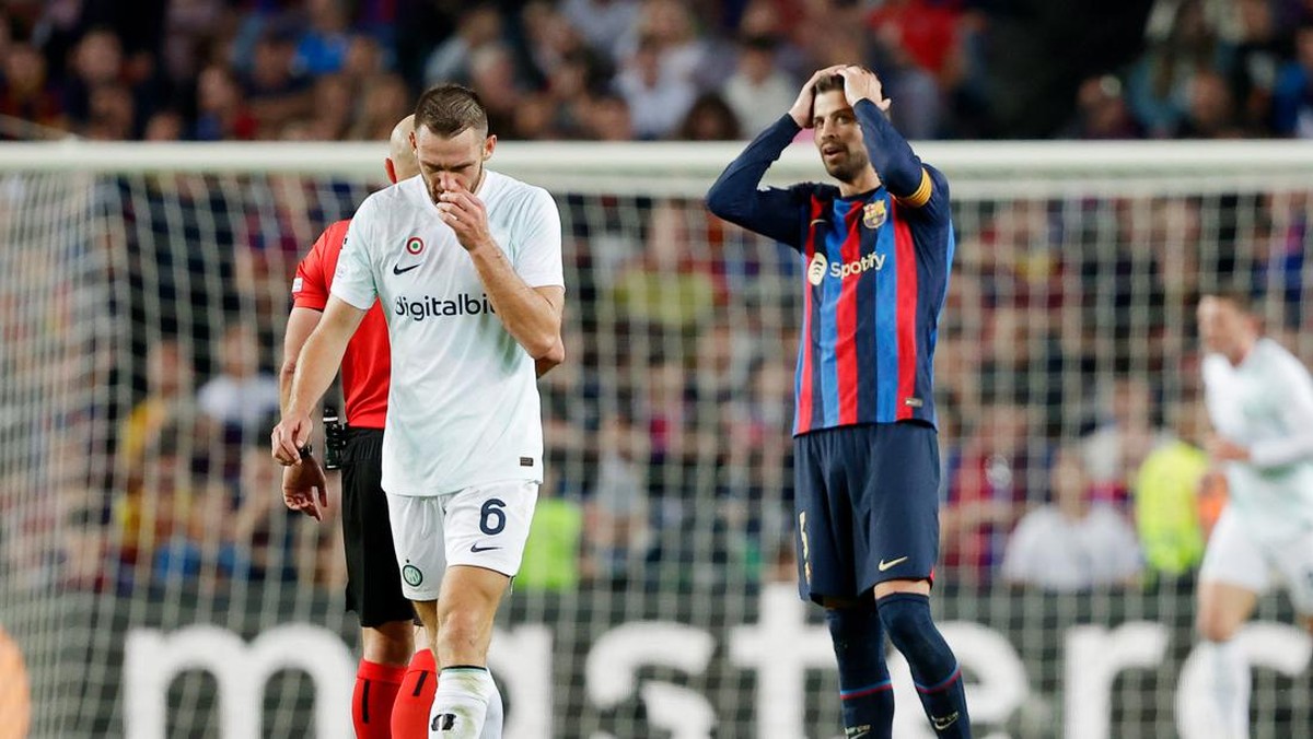Gerard Pique bikin blunder di laga melawan Inter Milan. (Foto: Getty Images/Soccrates Images)