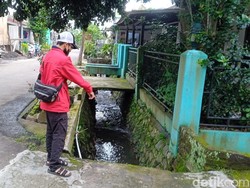 Pilu Keluarga Tunggu Kepulangan Bocah yang Hilang Hanyut di Sukabumi