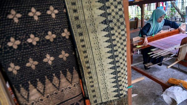 Melihat Kampung Perajin Songket yang Dipakai Ariel Tatum di Paris