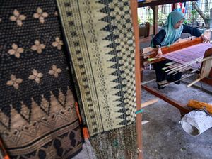 Melihat Kampung Perajin Songket yang Dipakai Ariel Tatum di Paris