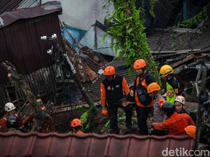 Petugas Masih Cari 3 Korban Longsor di Gang Barjo Bogor Petugas Masih Cari 3 Korban Longsor di Gang Barjo Bogor