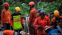Melihat Proses Pencarian Korban Longsor di Gang Barjo Bogor