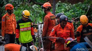 Melihat Proses Pencarian Korban Longsor di Gang Barjo Bogor