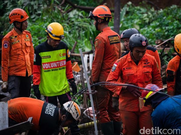 Melihat Proses Pencarian Korban Longsor di Gang Barjo Bogor
