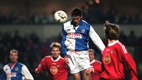Selanjutnya ada Mike Newell yang mencetak hat-trick dalam tempo 9 menit ketika Blackburn Rovers menang 4-1 atas Rosenborg pada Liga Champions 1995/1996. (Foto: PA Images via Getty Images/Rui Vieira - PA Images)