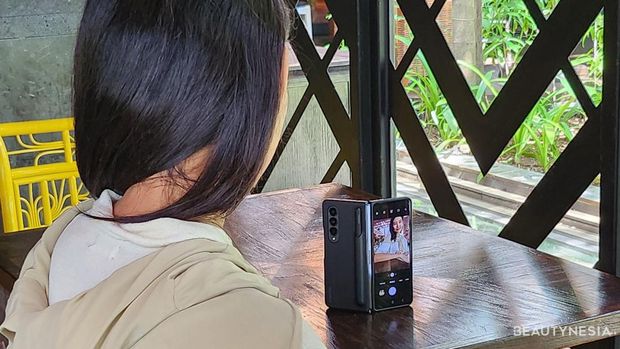 Nicoline Patricia mengambil selfie dengan mudah melalui jendela bidik di Galaxy Z Fold4 5G