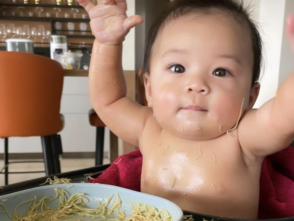 8 Momen MPASI Anak Nikita Willy, Usia 6 Bulan Makan Mie Hingga Paha Ayam