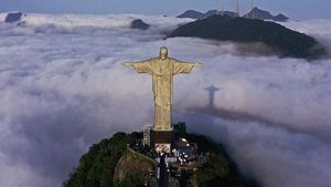 Penampakan Patung Yesus yang Seperti Berdiri di Atas Awan
