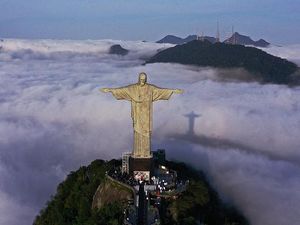 Penampakan Patung Yesus yang Seperti Berdiri di Atas Awan Penampakan Patung Yesus yang Seperti Berdiri di Atas Awan