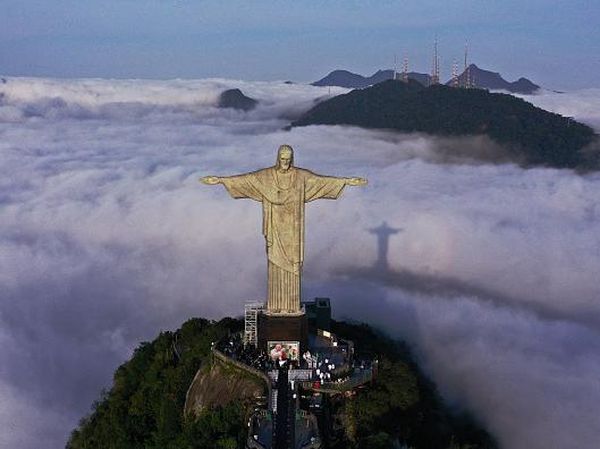 Penampakan Patung Yesus yang Seperti Berdiri di Atas Awan