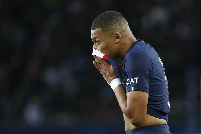PARIS, FRANCE - OCTOBER 11: Kylian Mbappe #7 of Paris Saint-Germain reacts to a play during the UEFA Champions League group H match between Paris Saint-Germain and SL Benfica at Parc des Princes on October 11, 2022 in Paris, France. (Photo by Catherine Steenkeste/Getty Images)