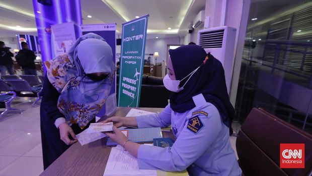 Kebijakan penerbitan paspor biasa dengan masa berlaku paling lama 10 tahun mulai diimplementasikan bagi pemohon yang mengajukan pada  12 Oktober 2022. (CNN Indonesia/ Adhi Wicaksono)