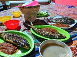 Makan Bandeng Langsung di Rumahnya...