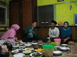 Bermalam di Gubuk Warga, Bupati Bandung Janjikan Renovasi Rumah