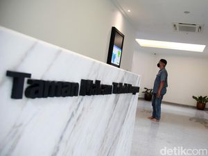 Vokalis Coldplay ke Taman Makam Karet Bivak, Ini Tokoh Bangsa yang Dimakamkan di Sana Vokalis Coldplay ke Taman Makam Karet Bivak, Ini Tokoh Bangsa yang Dimakamkan di Sana