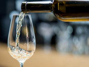 Wanita Ini Ditangkap Polisi, Telantarkan Anak di Hotel Demi Mabuk