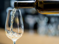 Wanita Ini Ditangkap Polisi, Telantarkan Anak di Hotel Demi Mabuk