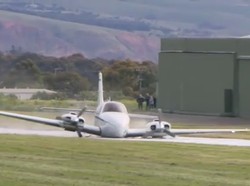 Pilot Berhasil Daratkan Pesawat Meski Tanpa Roda Depan, Kok Bisa?