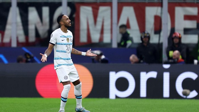 MILAN, ITALY - OCTOBER 11: Pierre-Emerick Aubameyang of Chelsea FC celebrates after scoring his teams second goal during the UEFA Champions League group E match between AC Milan and Chelsea FC at Giuseppe Meazza Stadium on October 11, 2022 in Milan, Italy. (Photo by Sportinfoto/DeFodi Images via Getty Images)