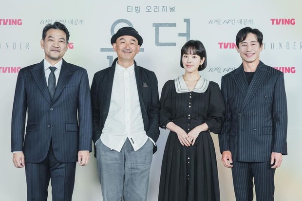 Potret sutradara Lee Joon Ik bersama pemeran drama Yonder