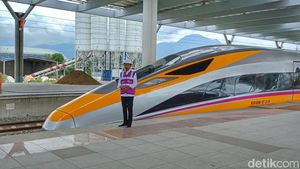 Potret Jokowi di Samping Kereta Cepat Jakarta Bandung