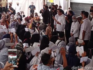 Jokowi Bagikan Bansos di Kantor Pos Bandung