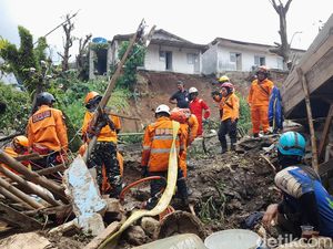Petugas Masih Cari 3 Korban Tertimbun Longsor di Gang Barjo Bogor