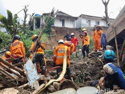 Petugas Masih Cari 3 Korban Tertimbun Longsor di Gang Barjo Bogor