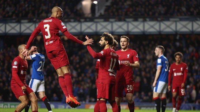 GLASGOW, SCOTLAND - OCTOBER 12: Fabinho of Liverpool congratulates Mohamed Salah of Liverpool after he scored a goal to make it 1-4 during the UEFA Champions League group A match between Rangers FC and Liverpool FC at Ibrox Stadium on October 12, 2022 in Glasgow, United Kingdom. (Photo by Matthew Ashton - AMA/Getty Images)