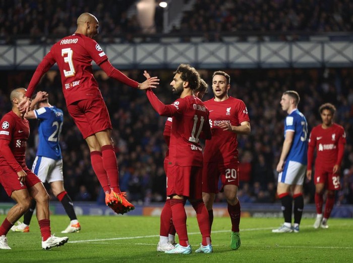 GLASGOW, SCOTLAND - OCTOBER 12: Fabinho of Liverpool congratulates Mohamed Salah of Liverpool after he scored a goal to make it 1-4 during the UEFA Champions League group A match between Rangers FC and Liverpool FC at Ibrox Stadium on October 12, 2022 in Glasgow, United Kingdom. (Photo by Matthew Ashton - AMA/Getty Images)